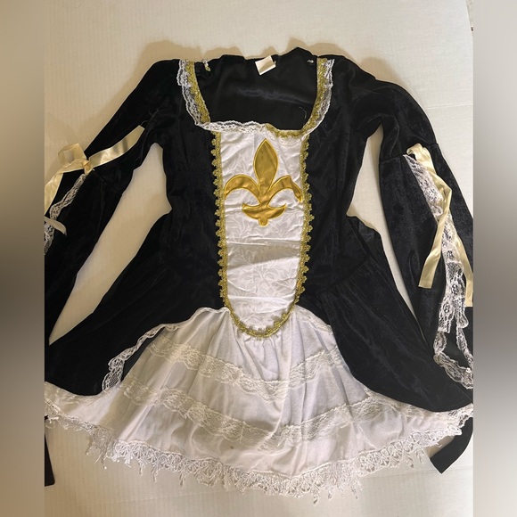 Sexy madam musketeer costume! Hat and boot cuffs included! - Picture 3 of 14